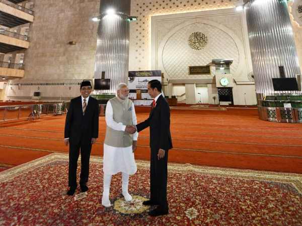 akhilesh yadav on narendra modi tour to muslim countries during ramzan