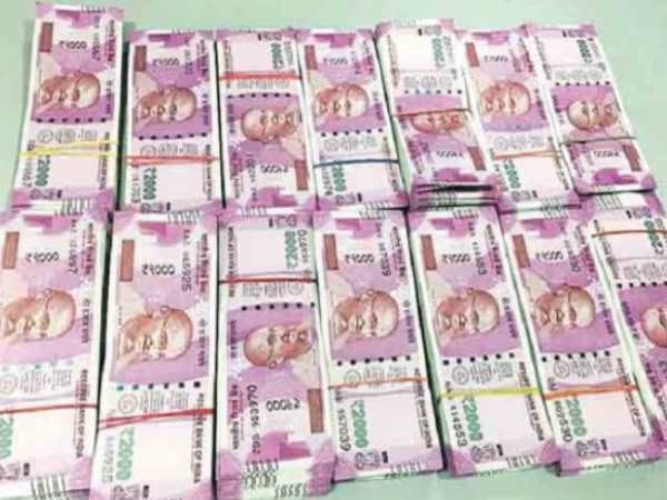 नकली टिकट निकलने से सुहास परेशान नकली टिकट निकलने से सुहास परेशान