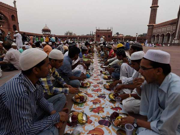 सभी धर्म के लोग आए इफ्तार में