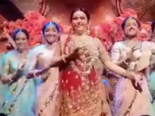 पारंपरिक अंदाज में नजर आईं नीता अंबानी 