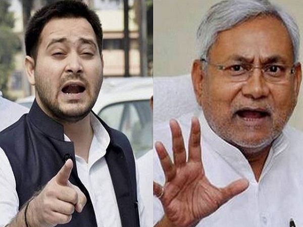 तेजस्वी ने फोन पर भी कसा तंज