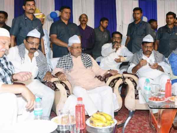 Nitish Kumar sat with RJD and Congress leaders in Bihar