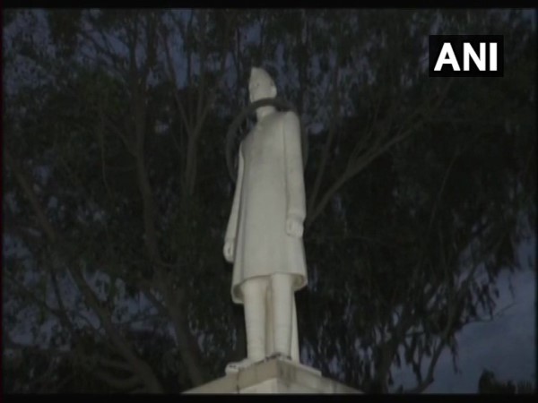 पूर्व पीएम नेहरू की प्रतिमा को पहनाया टायर पूर्व पीएम नेहरू की प्रतिमा को पहनाया टायर