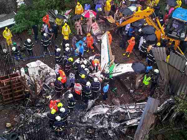 मुंबई। मुंबई के घाटकोपर इलाके में गुरुवार को एक चार्टर्ड प्लेन के दुर्घटनाग्रस्त हो जाने से पांच लोगों की मौत हो गई है जबकि दो अन्य घायल हैं। विमान घाटकोपर के रिहायशी इलाके में सर्वोदय अस्पताल के पास एक निर्माणाधीन इमारत के पास गिरा। टेस्टिंग के लिए उड़े इस विमान के दुर्घटना का शिकार होने के बाद कई तरह की बातें सामने आई हैं। बताया गया है कि उड़ान से पहले स्टाफ के लेगों ने पूजापाठ किया था और नारियल फोड़ा था। ये सब टेस्टिंग के लिए उड़े रहे चार्टेड प्लेन के साथ किसी अनहोनी को टालने के लिए किया गया था लेकिन विमान दर्दनाक हादसे का शिकार हुआ, जिसने पांच की जान ले ली। विमान की क्षमता ज्यादा लोगों की थी लेकिन दुर्घटना के वक्त विमान में दो पायलट और दो एयरक्राफ्ट मैनटेनेंस इंजीनियर सवार थे। हादसे में इन चारों की मौत हो गई, जबकि एक राहगीर भी प्लेन क्रैश की चपेट में आ गया और जिसमें उसकी जान चली गई। ये चार्टर्ड प्लेन जुहू एयरपोर्ट से टेस्टिंग के लिए उड़ा था, तभी क्रैश हो गया। क्रैश होने के बाद प्लेन जलता हुआ एक निर्माणाधीन इमारत से जा टकराया। हादसे के बाद इलाके की घेराबंदी कर दमकल ने काफी मशक्कत के बाद आग पर काबू पाया।प्लेन का ब्लैक बॉक्स बरामद कर लिया गया है। डायरेक्टरेट जनरल ऑफ सिविल एविएशन की टीम भी जांच के लिए मौके पर जा रही है। मुंबई। मुंबई के घाटकोपर इलाके में गुरुवार को एक चार्टर्ड प्लेन के दुर्घटनाग्रस्त हो जाने से पांच लोगों की मौत हो गई है जबकि दो अन्य घायल हैं। विमान घाटकोपर के रिहायशी इलाके में सर्वोदय अस्पताल के पास एक निर्माणाधीन इमारत के पास गिरा। टेस्टिंग के लिए उड़े इस विमान के दुर्घटना का शिकार होने के बाद कई तरह की बातें सामने आई हैं। बताया गया है कि उड़ान से पहले स्टाफ के लेगों ने पूजापाठ किया था और नारियल फोड़ा था। ये सब टेस्टिंग के लिए उड़े रहे चार्टेड प्लेन के साथ किसी अनहोनी को टालने के लिए किया गया था लेकिन विमान दर्दनाक हादसे का शिकार हुआ, जिसने पांच की जान ले ली। विमान की क्षमता ज्यादा लोगों की थी लेकिन दुर्घटना के वक्त विमान में दो पायलट और दो एयरक्राफ्ट मैनटेनेंस इंजीनियर सवार थे। हादसे में इन चारों की मौत हो गई, जबकि एक राहगीर भी प्लेन क्रैश की चपेट में आ गया और जिसमें उसकी जान चली गई। ये चार्टर्ड प्लेन जुहू एयरपोर्ट से टेस्टिंग के लिए उड़ा था, तभी क्रैश हो गया। क्रैश होने के बाद प्लेन जलता हुआ एक निर्माणाधीन इमारत से जा टकराया। हादसे के बाद इलाके की घेराबंदी कर दमकल ने काफी मशक्कत के बाद आग पर काबू पाया।प्लेन का ब्लैक बॉक्स बरामद कर लिया गया है। डायरेक्टरेट जनरल ऑफ सिविल एविएशन की टीम भी जांच के लिए मौके पर जा रही है।