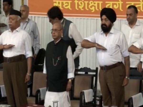 मॉर्फ्ड फोटो में प्रणब मुखर्जी काली टोपी और हाथ मोड़कर खड़े दिख रहे हैं