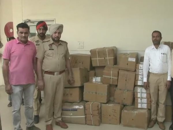  चंडीगढ़। पंजाब के लुधियाना में स्पेशल टास्क फोर्स (एसटीएफ) नेकरीब पचास लाख रुपये की अवैध दवा जब्त की है। एसटीएफ ने लुधियाना की पिंडी स्ट्रीट स्थित एक गोदाम से ये दवा जब्त की है। एआईजी, एसटीएफ स्नेहदीप शर्मा ने बताया है कि हेल्थ डिपार्टमेंट की टीम के साथ ये कार्रवाई की गई है। गोदाम में दवा गैर-कानूनी तरीके से लाई गई थी। छापेमारी करने वाली टीम ने बताया है कि जो दवा जब्त हुई है उसमें 50 फीसदी एक्सपायर है, ऐसे में इस बात की भी जांच की जा रही है कि ये लोग इसे कैसे इस्तेमाल करने वाले थे। स्वास्थ्य विभाग ने भी मामले पर अपनी जांच शुरू कर दी है।