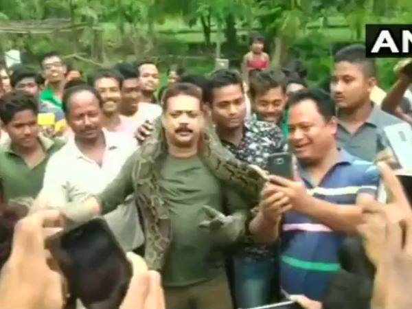 अजगर को गले में रखकर खिंचा रहे थे सेल्फी