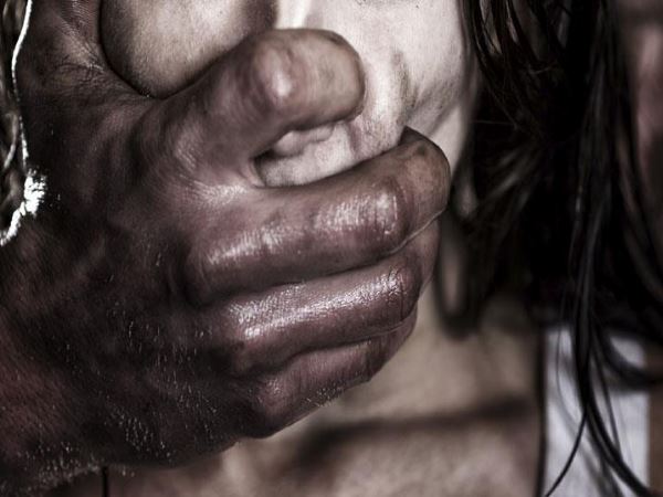 आपत्तिजनकर वीडियो और फोटो के जरिए करते थे ब्लैकमेल