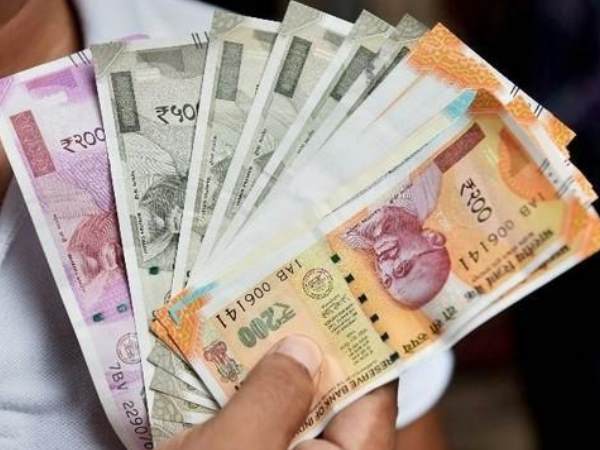 नई दिल्ली। बुधवार को रुपया डॉलर के मुकाबले 19 माह के अपने निचले स्तर पर पहुंच गया। युआन के गिरने, क्रूड ऑयल के दामों के बढ़ने और डोनाल्ड ट्रंप के भारत समेत कई देशों को ईरान से तेल आयात ना करने की बात कहने के बाद रुपया गिरा। रुपए का एक डॉलर के मुकाबले 68.63 पर पहुंचना 30 नवंबर 2016 के बाद निचले स्तर पर है। गुरुवार को अमेरिकी डॉलर की तुलना में रुपया में और गिरावट दिखी। गुरुवार को रुपया डॉलर की तुलना में 49 पैसे तक गिरा। कच्चे तेल की बढ़ती कीमतों के मद्देजनर देश का चालू खाता घाटा और शुरुआती कारोबार में डॉलर के मुकाबले रुपया 49 पैसे लुढ़ककर अब तक के निम्नतम स्तर 69.10 रुपये पर आ गया। अमेरिका ने कल भारत, चीन सहित सभी सहयोगी देशों से ईरान से कच्चे तेल का आयात चार नवंबर तक बंद करने को कहा था, जिसके बाद वैश्विक स्तर पर कच्चे तेल की कीमतों में उछाल आया। इसके अलावा लीबिया और कनाडा में आपूर्ति संबंधी दिक्कतों से भी कीमतों पर दबाव रहा। कच्चे तेल की कीमतों में उछाल और रुपये में गिरावट से भारत दोहरी मार झेल रहा है। नई दिल्ली। बुधवार को रुपया डॉलर के मुकाबले 19 माह के अपने निचले स्तर पर पहुंच गया। युआन के गिरने, क्रूड ऑयल के दामों के बढ़ने और डोनाल्ड ट्रंप के भारत समेत कई देशों को ईरान से तेल आयात ना करने की बात कहने के बाद रुपया गिरा। रुपए का एक डॉलर के मुकाबले 68.63 पर पहुंचना 30 नवंबर 2016 के बाद निचले स्तर पर है। गुरुवार को अमेरिकी डॉलर की तुलना में रुपया में और गिरावट दिखी। गुरुवार को रुपया डॉलर की तुलना में 49 पैसे तक गिरा। कच्चे तेल की बढ़ती कीमतों के मद्देजनर देश का चालू खाता घाटा और शुरुआती कारोबार में डॉलर के मुकाबले रुपया 49 पैसे लुढ़ककर अब तक के निम्नतम स्तर 69.10 रुपये पर आ गया। अमेरिका ने कल भारत, चीन सहित सभी सहयोगी देशों से ईरान से कच्चे तेल का आयात चार नवंबर तक बंद करने को कहा था, जिसके बाद वैश्विक स्तर पर कच्चे तेल की कीमतों में उछाल आया। इसके अलावा लीबिया और कनाडा में आपूर्ति संबंधी दिक्कतों से भी कीमतों पर दबाव रहा। कच्चे तेल की कीमतों में उछाल और रुपये में गिरावट से भारत दोहरी मार झेल रहा है।