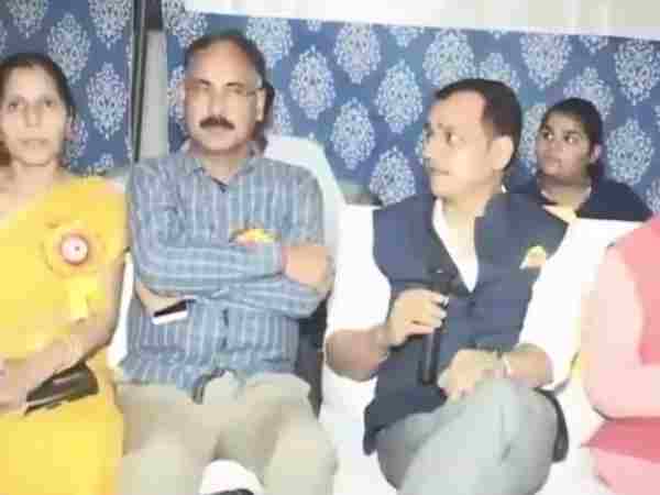 मैच के पुरस्कार वितरण में पहुंचे थे दोनों मैच के पुरस्कार वितरण में पहुंचे थे दोनों
