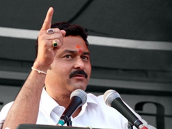 पहले भी रहे हैं विवादों में