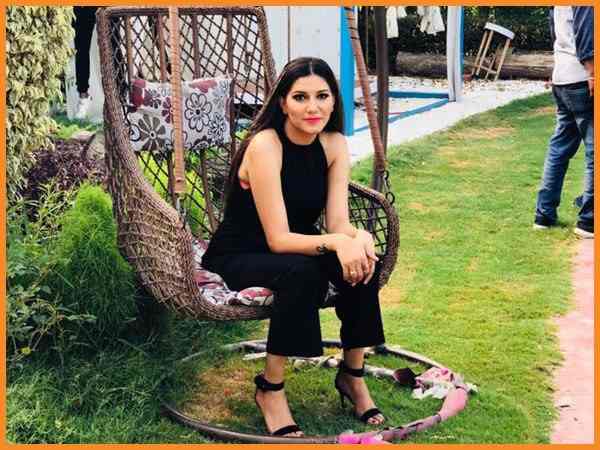 सपना को लेकर सियासी अटकलें भी सपना को लेकर सियासी अटकलें भी