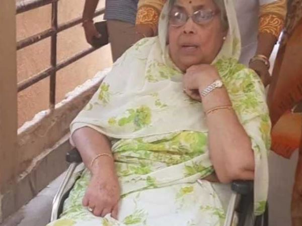  घरेलू हिंसा का लगाया आरोप