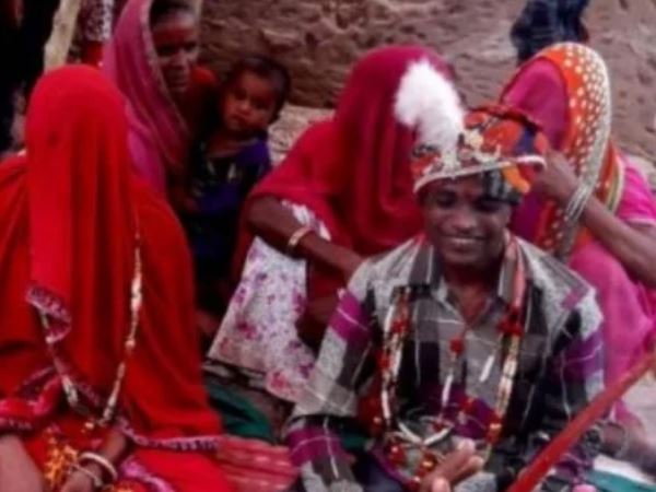 एक ही मंडप में तीनों के साथ शादी