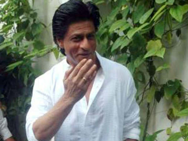 हर साल ईद के मौके पर पत्रकारों को घर बुलाते हैं शाहरुख खान