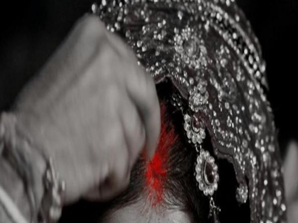 जयमाल में ठीक से नहीं देख पाई दुल्हन