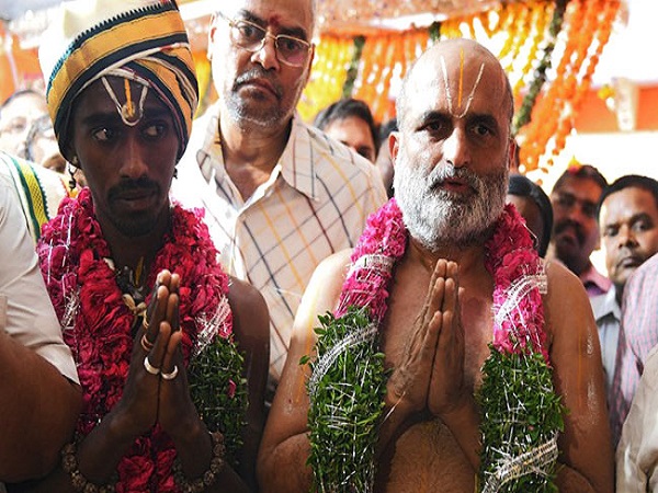 कई पुजारियों ने इस प्रकार के आयोजन में रुचि दिखाई 