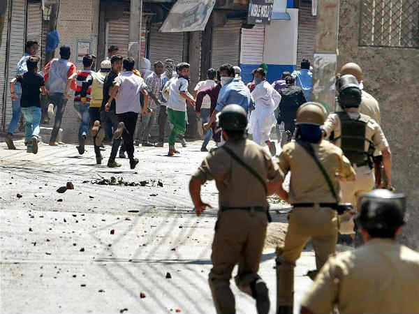 दो पत्थरबाज पकड़े गए