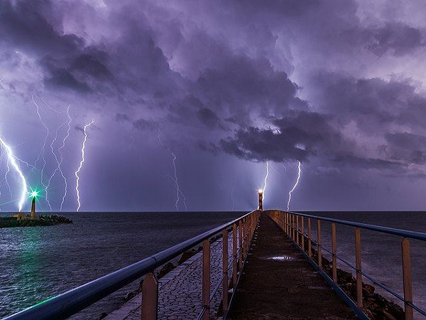 बिजली की तस्वीरें लेने की कोशिश करने वालों को सावधान रहने की सलाह