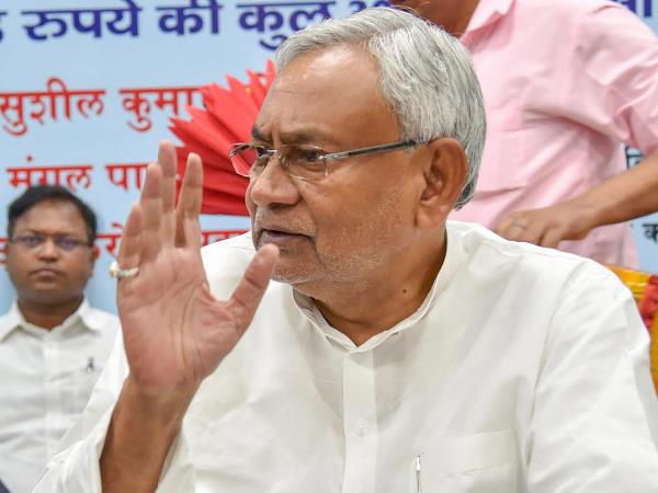 नीतीश कुमार ने सरकार की योजनाओं की बखिया उधेड़ी