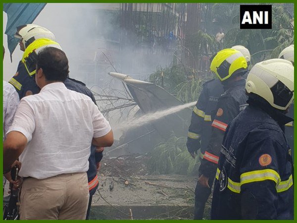 मुंबई। मुंबई के घाटकोपर इलाके में गुरुवार को एक चार्टर्ड प्लेन के दुर्घटनाग्रस्त हो जाने से पांच लोगों की मौत हो गई है जबकि दो अन्य घायल हैं। विमान घाटकोपर के रिहायशी इलाके में सर्वोदय अस्पताल के पास एक निर्माणाधीन इमारत के पास गिरा। टेस्टिंग के लिए उड़े इस विमान के दुर्घटना का शिकार होने के बाद कई तरह की बातें सामने आई हैं। बताया गया है कि उड़ान से पहले स्टाफ के लेगों ने पूजापाठ किया था और नारियल फोड़ा था। ये सब टेस्टिंग के लिए उड़े रहे चार्टेड प्लेन के साथ किसी अनहोनी को टालने के लिए किया गया था लेकिन विमान दर्दनाक हादसे का शिकार हुआ, जिसने पांच की जान ले ली। विमान की क्षमता ज्यादा लोगों की थी लेकिन दुर्घटना के वक्त विमान में दो पायलट और दो एयरक्राफ्ट मैनटेनेंस इंजीनियर सवार थे। हादसे में इन चारों की मौत हो गई, जबकि एक राहगीर भी प्लेन क्रैश की चपेट में आ गया और जिसमें उसकी जान चली गई। ये चार्टर्ड प्लेन जुहू एयरपोर्ट से टेस्टिंग के लिए उड़ा था, तभी क्रैश हो गया। क्रैश होने के बाद प्लेन जलता हुआ एक निर्माणाधीन इमारत से जा टकराया। हादसे के बाद इलाके की घेराबंदी कर दमकल ने काफी मशक्कत के बाद आग पर काबू पाया।प्लेन का ब्लैक बॉक्स बरामद कर लिया गया है। डायरेक्टरेट जनरल ऑफ सिविल एविएशन की टीम भी जांच के लिए मौके पर जा रही है। मुंबई। मुंबई के घाटकोपर इलाके में गुरुवार को एक चार्टर्ड प्लेन के दुर्घटनाग्रस्त हो जाने से पांच लोगों की मौत हो गई है जबकि दो अन्य घायल हैं। विमान घाटकोपर के रिहायशी इलाके में सर्वोदय अस्पताल के पास एक निर्माणाधीन इमारत के पास गिरा। टेस्टिंग के लिए उड़े इस विमान के दुर्घटना का शिकार होने के बाद कई तरह की बातें सामने आई हैं। बताया गया है कि उड़ान से पहले स्टाफ के लेगों ने पूजापाठ किया था और नारियल फोड़ा था। ये सब टेस्टिंग के लिए उड़े रहे चार्टेड प्लेन के साथ किसी अनहोनी को टालने के लिए किया गया था लेकिन विमान दर्दनाक हादसे का शिकार हुआ, जिसने पांच की जान ले ली। विमान की क्षमता ज्यादा लोगों की थी लेकिन दुर्घटना के वक्त विमान में दो पायलट और दो एयरक्राफ्ट मैनटेनेंस इंजीनियर सवार थे। हादसे में इन चारों की मौत हो गई, जबकि एक राहगीर भी प्लेन क्रैश की चपेट में आ गया और जिसमें उसकी जान चली गई। ये चार्टर्ड प्लेन जुहू एयरपोर्ट से टेस्टिंग के लिए उड़ा था, तभी क्रैश हो गया। क्रैश होने के बाद प्लेन जलता हुआ एक निर्माणाधीन इमारत से जा टकराया। हादसे के बाद इलाके की घेराबंदी कर दमकल ने काफी मशक्कत के बाद आग पर काबू पाया।प्लेन का ब्लैक बॉक्स बरामद कर लिया गया है। डायरेक्टरेट जनरल ऑफ सिविल एविएशन की टीम भी जांच के लिए मौके पर जा रही है।