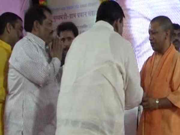 स्वागत करने गए तब भी सीएम योगी ने कहा