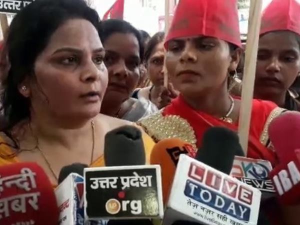 lucknow police lathicharge on sp women sabha workers lucknow police lathicharge on sp women sabha workers