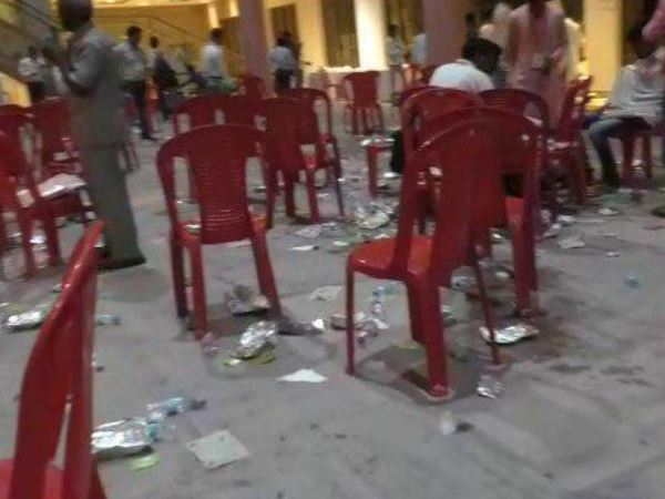 bjp workers fought for lunch packet in own program in varanasi