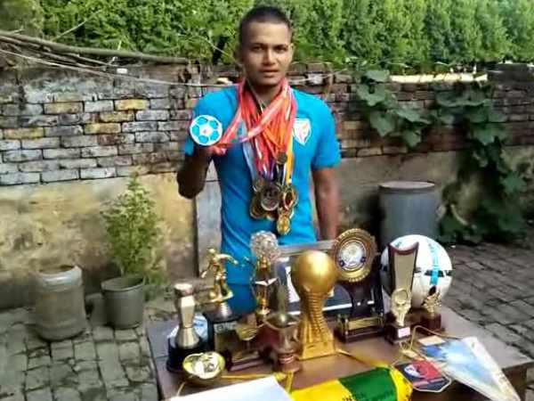 a poor boy nishu kumar from Muzaffarnagar selected in national football team a poor boy nishu kumar from Muzaffarnagar selected in national football team