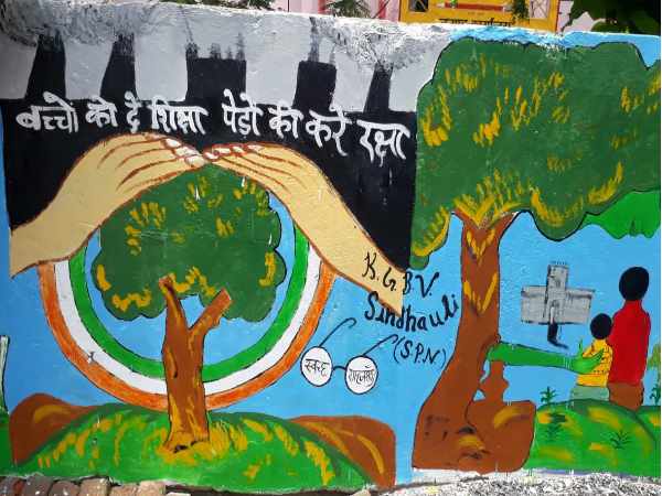 school kids draw messagefull paintings on the goverment wall in up