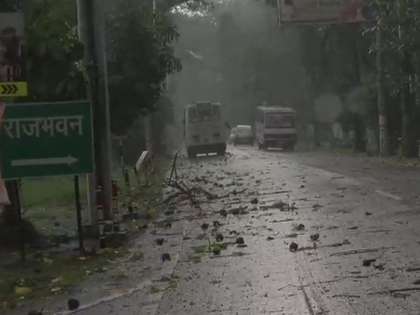 यूपी के इन शहरों में आज भयंकर तूफान की आशंका, अलर्ट जारी