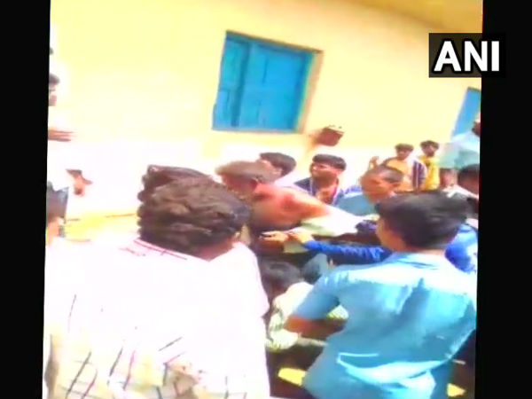 सैकड़ो की भीड़ के सामने सिर्फ 8 पुलिसकर्मी