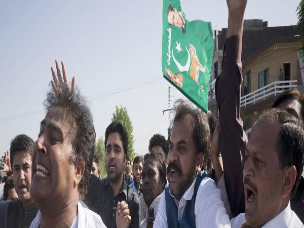 पाक: नवाज की पार्टी के कई नेताओं को हिरासत में लेने के आदेश पाक: नवाज की पार्टी के कई नेताओं को हिरासत में लेने के आदेश