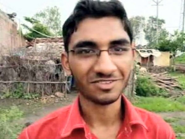 बेटे को इतने बड़े संस्थान में पढ़ता देख खुश हुए पिता