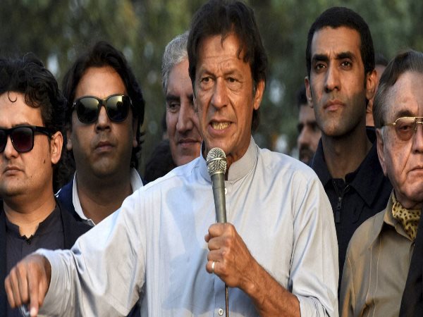 सेना के पोस्टर बॉय हैं इमरान खान सेना के पोस्टर बॉय हैं इमरान खान