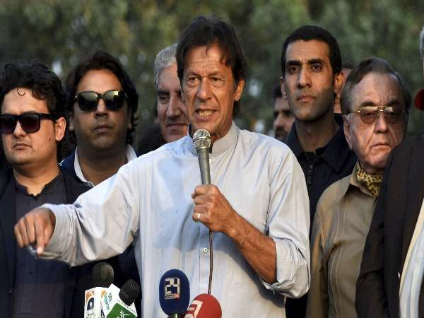 नवाज की बर्खास्तगी के पीछे सेना का हाथ नवाज की बर्खास्तगी के पीछे सेना का हाथ