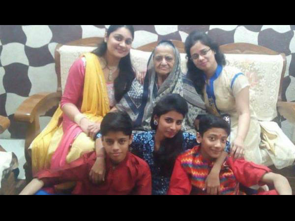 एक कमरे में 11 लोगों की टंगी थी लाश-धार्मिक एंगल से भी छानबीन एक कमरे में 11 लोगों की टंगी थी लाश-धार्मिक एंगल से भी छानबीन