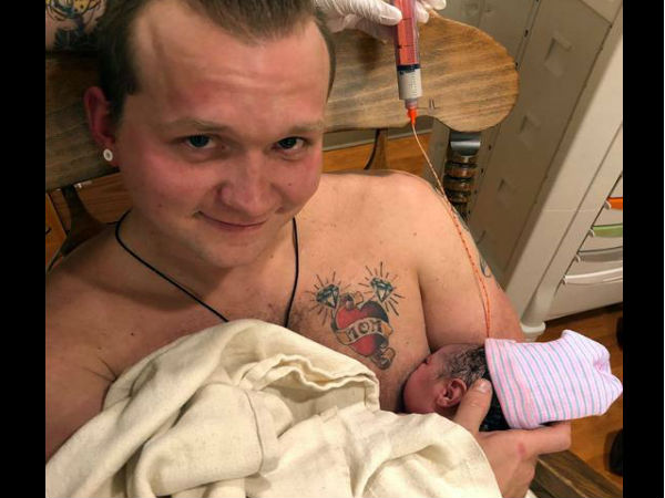 पिता ने बच्ची को कराया स्तनपान पिता ने बच्ची को कराया स्तनपान