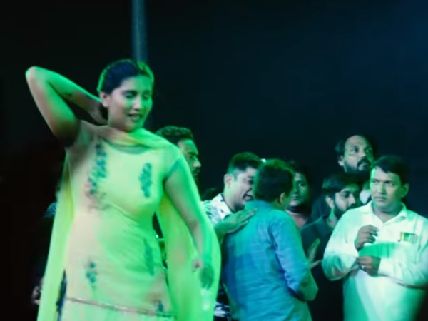 एक झलक पाने के लिए बेकाबू हुए लोग