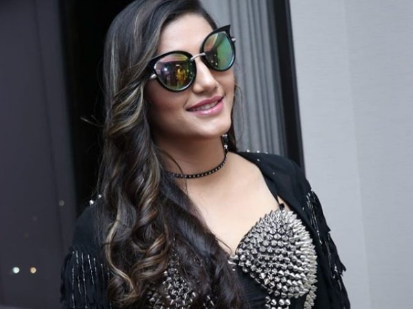 अलग-अलग लुक में दिख रही हैं सपना