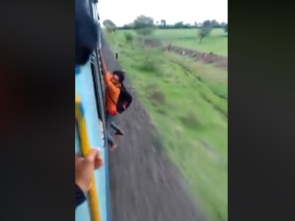 सोशल मीडिया पर वायरल हो रहा वीडियो सोशल मीडिया पर वायरल हो रहा वीडियो