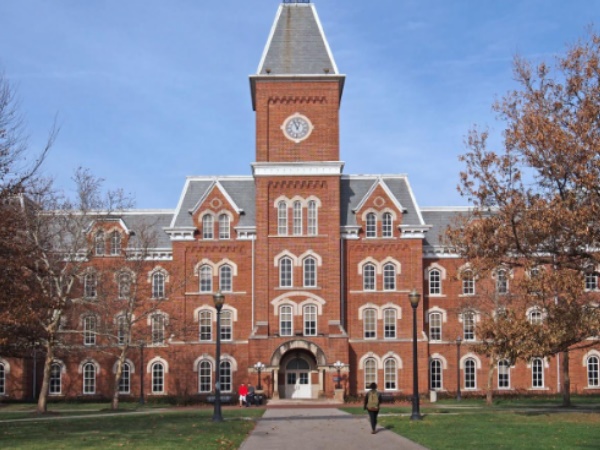 100 छात्रों ने कहा, डॉक्टर ने किया था यौन दुर्व्यवहार