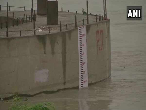 दिल्ली में बाढ़ के हालात, खतरे से निशान से ऊपर पहुंची यमुना दिल्ली में बाढ़ के हालात, खतरे से निशान से ऊपर पहुंची यमुना