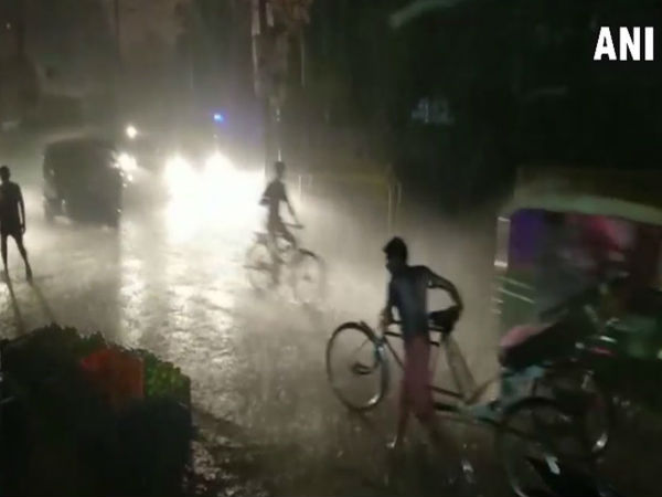  Heavy rain lashes parts of Delhi and NCR, See the Pics