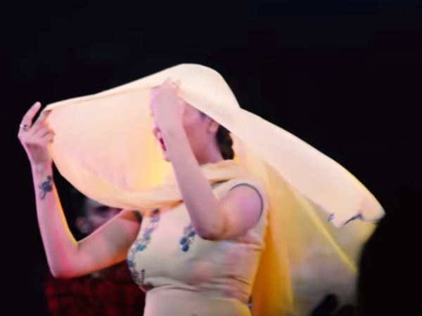 किसी तरह डांसर को निकाला बाहर