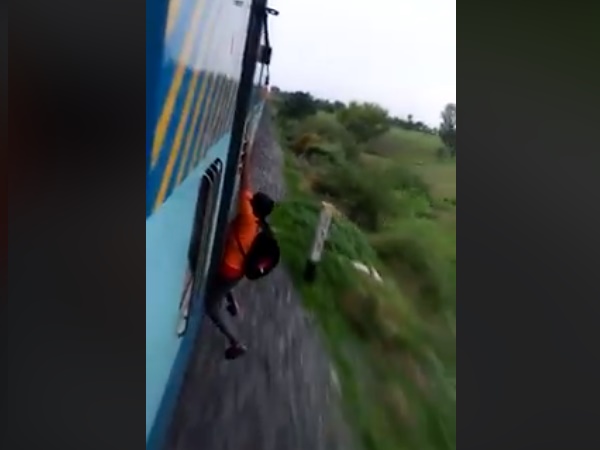 लड़के को लटकता देख किसी ने नहीं खींची चेन लड़के को लटकता देख किसी ने नहीं खींची चेन