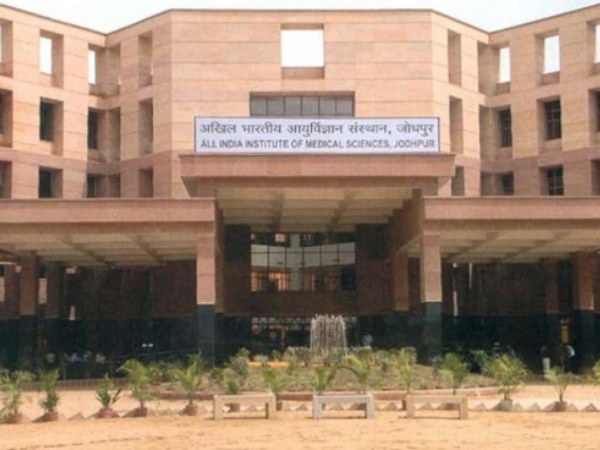 बिना किसी कोचिंग के पहली बार में किया एंट्रेंस पास