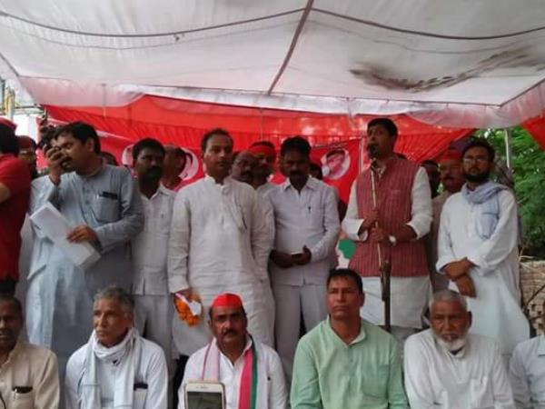 धरना के बहाने दिखाई ताकत 