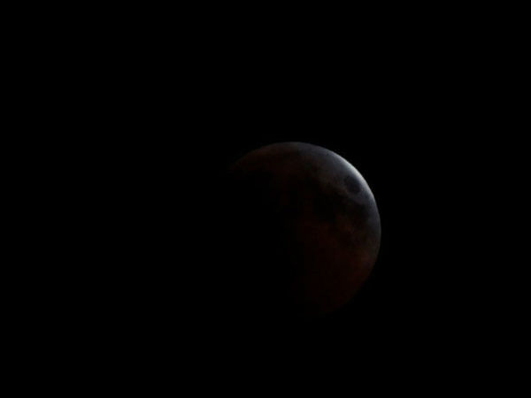 चंद्रमा की चमक थोड़ी सी धूमिल