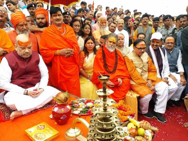 यमुना तट पर की पूजा अर्चना